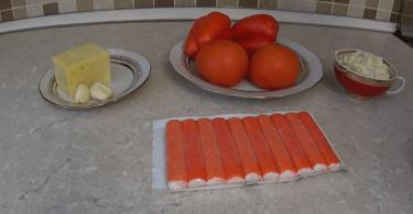 Салат с крабовыми палочками, помидорами и яйцом